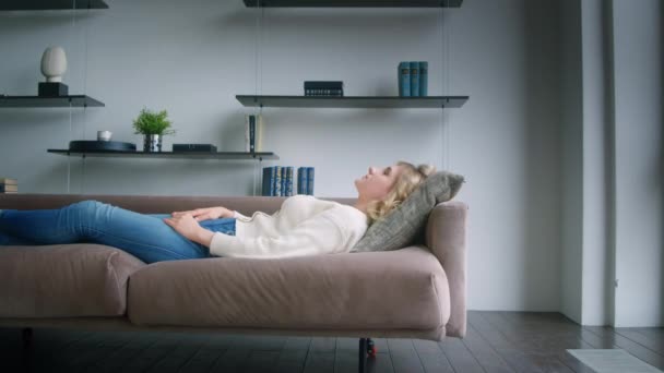 Fiatal beteg meditál egy kanapén egy pszichoterapeuta irodájában. Nyugodt fiatal nő meditál pszichológiai terápiaként - Felvétel, videó