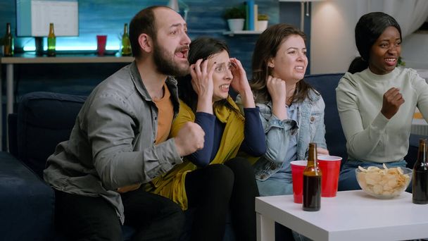 Gruppe gemischter Menschen schaut Sport zu Hause im Fernsehen - Foto, Bild