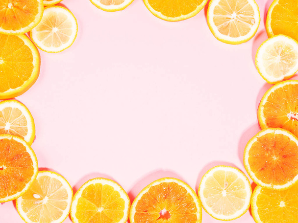 Барвистий помаранчевий цитрусовий шматочок фруктової текстури фону на пастельно-рожевому
 - Фото, зображення