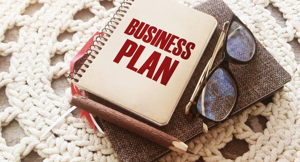 Parole Business plan on copybook cover, glasses, pen and book Business brief review and conclusions concept. - Foto, immagini