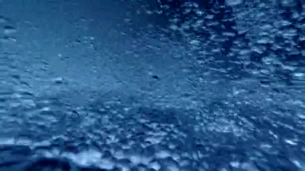 podvodní pohled na průtok modré vody s bublinami - Záběry, video