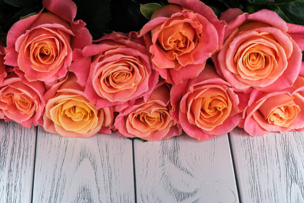 Florale Urlaubskarte mit schönen Rosen auf dem Tisch Nahaufnahme Makrofotografie - Foto, Bild