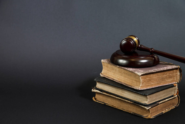 Jogi koncepció - jogi könyv fából készült bírói kalapáccsal az asztalon egy tárgyalóteremben vagy bűnüldözési hivatalban. A szöveg másolási helye  - Fotó, kép