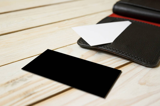 Cartões de visita em branco ou cartão bancário em uma carteira de couro. Mockup em fundo de madeira. Espaço de cópia para texto - Foto, Imagem