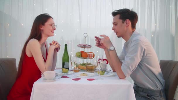 Jeune couple amoureux à un rendez-vous romantique - Séquence, vidéo