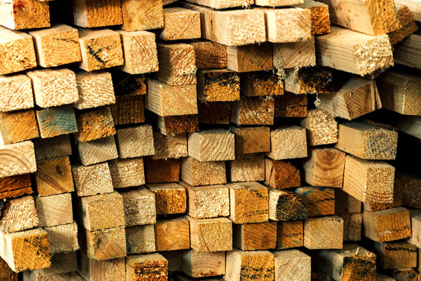 Końce drewnianych prętów. Wygaszacz tła lub ekranu dla dostawcy drewnianych materiałów budowlanych. - Zdjęcie, obraz