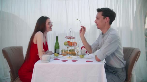 Jeune couple amoureux à un rendez-vous romantique - Séquence, vidéo