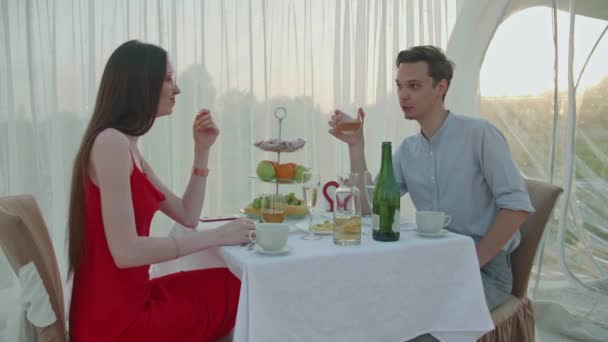 jong paar in liefde op een romantisch date - Video