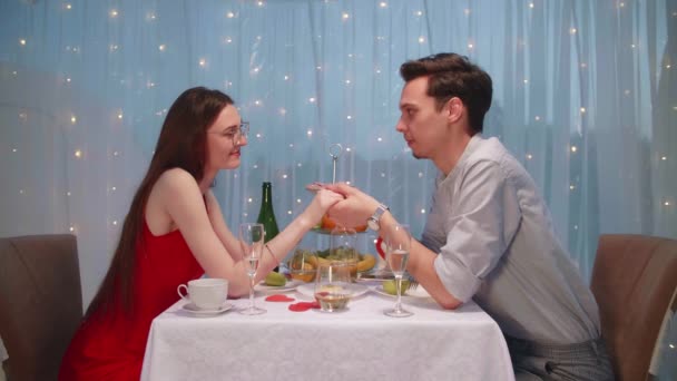 Молодая пара влюблена на романтическом свидании - Кадры, видео