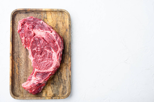Nyers friss bio felső választás hús borda steak készlet, fehér kő háttér, felülnézeti lapos laikus, másolás hely szöveg - Fotó, kép