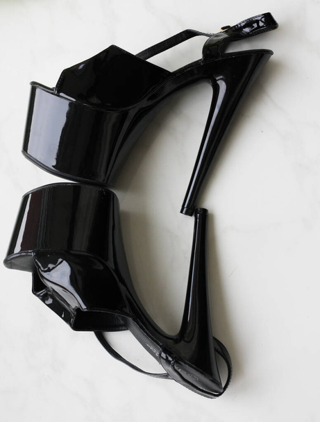 Schwarze Lacklederstreifen / hochhackige Schuhe auf weißem Hintergrund - Foto, Bild