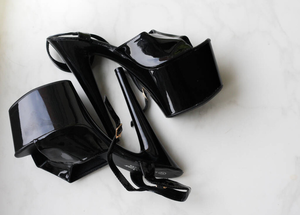 Fekete lakkbőr csíkok / magas sarkú cipő fehér alapon - Fotó, kép