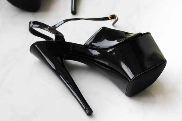 Fekete lakkbőr csíkok / magas sarkú cipő fehér alapon - Fotó, kép