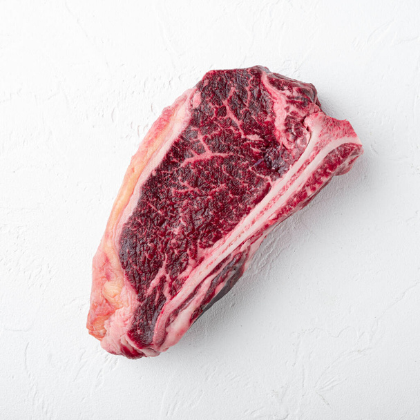 syrový steak připravený na vaření, čtvercový formát, na bílém kamenném povrchu - Fotografie, Obrázek