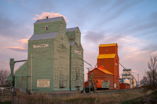 Nanton, Alberta - 7 maja 2021: rząd windy w Nanton Alberta. Windy zbożowe zachowały się jako budynki dziedzictwa kulturowego.. - Zdjęcie, obraz