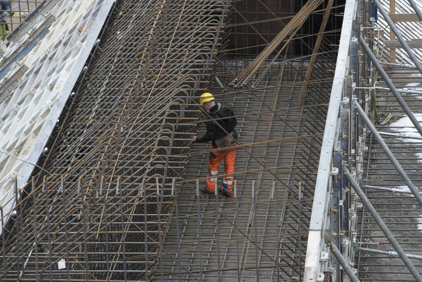 trabalhador da construção civil e concreto armado, construindo no canteiro de obras - Foto, Imagem