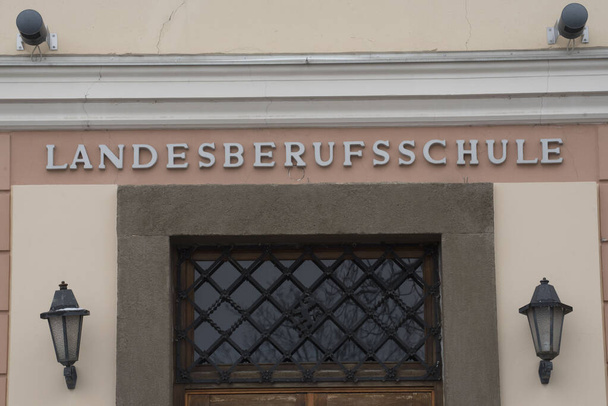 un segno di scuola professionale in tedesco (Berufsschule), scuola per fornire competenze per un lavoro specifico  - Foto, immagini