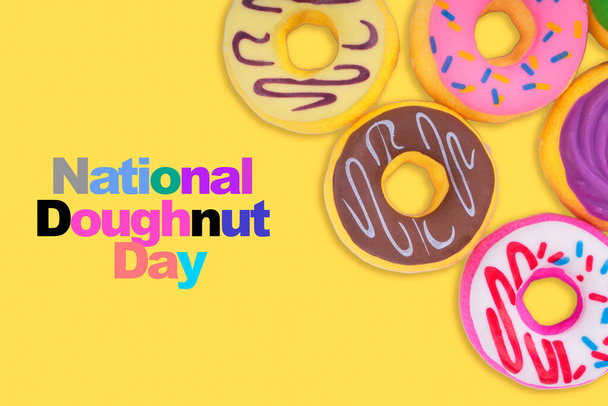 NATIONALE DOUGHNUT DAG tekst op gele achtergrond. Donut Dag Concept - Foto, afbeelding