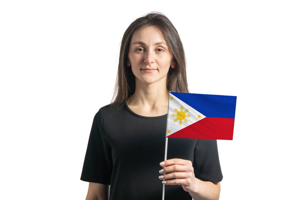 Ευτυχισμένο νεαρό λευκό κορίτσι που κρατά τη σημαία των Φιλιππίνων απομονωμένη σε λευκό φόντο. - Φωτογραφία, εικόνα
