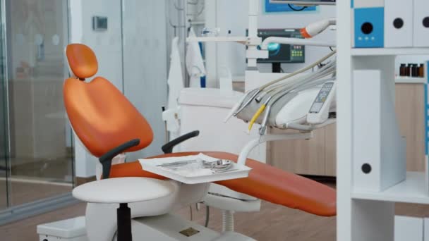 Rivelazione colpo di sedia stomatologo con nessuno in - Filmati, video
