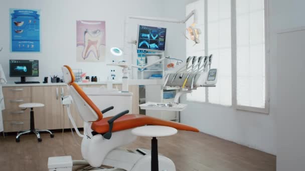 Interior de la consulta de estomatología dentista ortodóncica con radiografía de dientes en monitor. - Metraje, vídeo