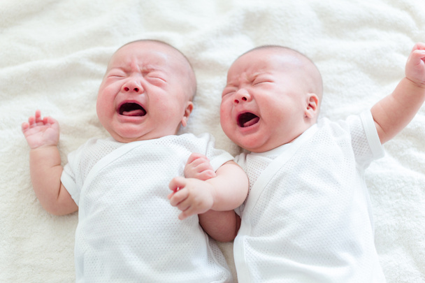 Gêmeos irmão bebê chorando
 - Foto, Imagem