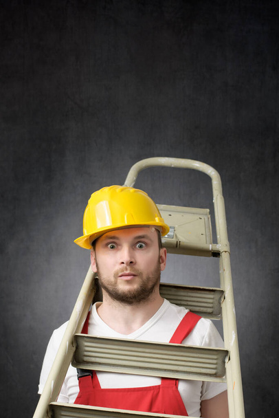 Portrait d'un travailleur maladroit avec échelle - Photo, image