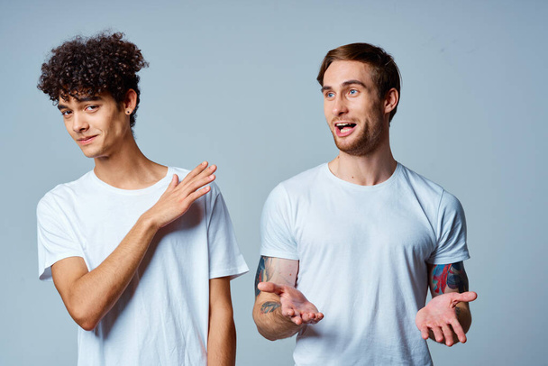 Zwei Männer in weißen T-Shirts stehen neben Freundschaftsgefühlen - Foto, Bild
