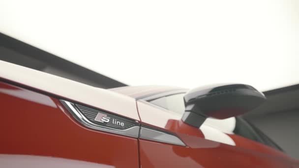Präsentation eines roten teuren Luxus-Sportwagens unter grellen Lampen. Handeln. Seitenansicht eines polierten, hellen Autos Details. - Filmmaterial, Video