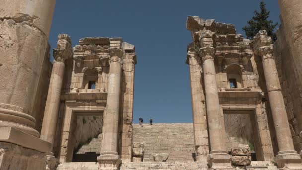Ιορδανία - 01 05 2021: Ρωμαϊκά ερείπια. Μεγαλύτερη και καλύτερα διατηρημένη πόλη της ελληνορωμαϊκής αρχιτεκτονικής. - Πλάνα, βίντεο