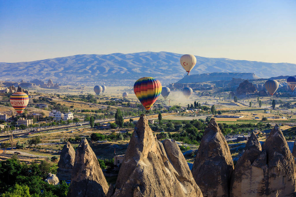 Capadócia, Turquia - 22 de abril de 2021: Balões brilhantes e coloridos nas montanhas turcas - Foto, Imagem