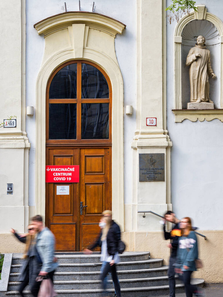 Covid-19, kilise, Üniversite Hastanesi, Merhametli Kardeşler, heykel, aziz, koruyucu, koronavirüs, Bratislava, Slovakya. - Fotoğraf, Görsel