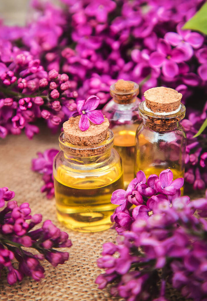 Huile essentielle de lilas dans une petite bouteille. Concentration sélective. Nature. - Photo, image
