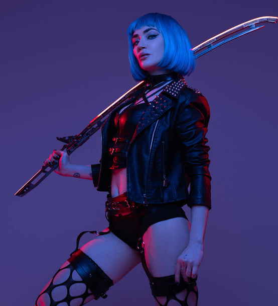 Mujer cyberpunk con pelos azules cortos y espada - Foto, imagen