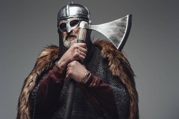 Skandinavischer Krieger im Alter mit Axt und Post - Foto, Bild