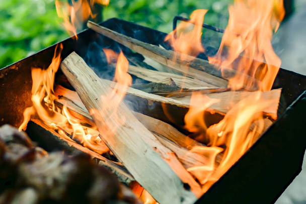 Burning wood in the barbecue grill. - Zdjęcie, obraz