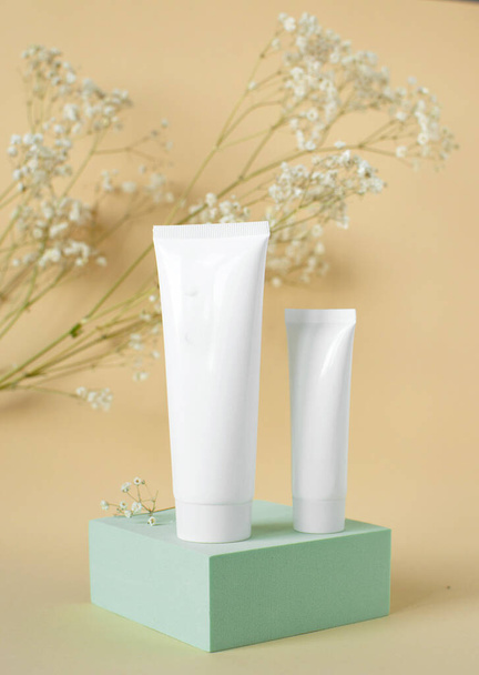 Vooraanzicht van de mockup van witte plastic buis voor cosmetica, crème, gel, huidverzorging, tandpasta. - Foto, afbeelding