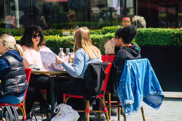 Reims Frankrijk 20 mei 2021 Het Franse volk eet weer vrij op de terrassen van restaurants die al 6 maanden gesloten zijn na de coronaviruspandemie die Frankrijk heeft getroffen - Foto, afbeelding