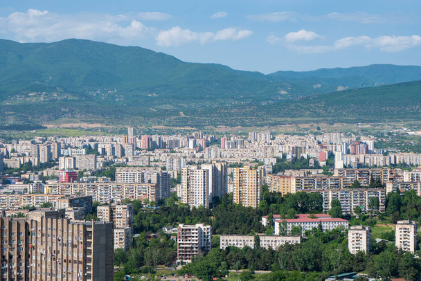 Wohngebiet von Tiflis, mehrstöckige Gebäude in Gldani und Mukhiani - Foto, Bild