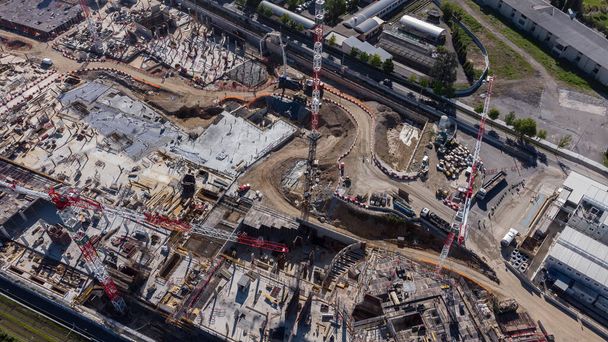 Luchtfoto van een grote stad bouwplaats, fotografische opname van een drone boven grote stedelijke werken - Foto, afbeelding