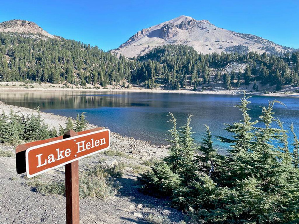 Lassen Volcanic National Park, California Озеро Хелен зі знаком. Пік Лассена - це конусний вулкан. Вулканське око - це кам'яна формація на початку шляху Лассена.. - Фото, зображення