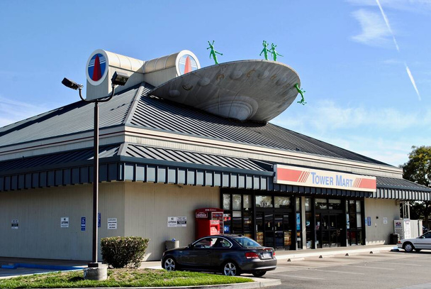 Lathrop, California: Un platillo volador OVNI con alienígenas verdes se ha estrellado en una tienda Tower Mart Convenience. Atracción en carretera cerca de la carretera interestatal 5 (I-5). - Foto, imagen