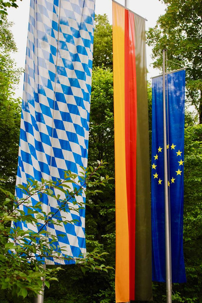 Drapeaux de Bavière, d'Allemagne et de l'Union européenne (UE). Bavière (losange ou losange bleu et blanc appelé Staatsflagge) Allemagne (tricolore noir, rouge et jaune) et UE (cercle étoilé bleu)). - Photo, image