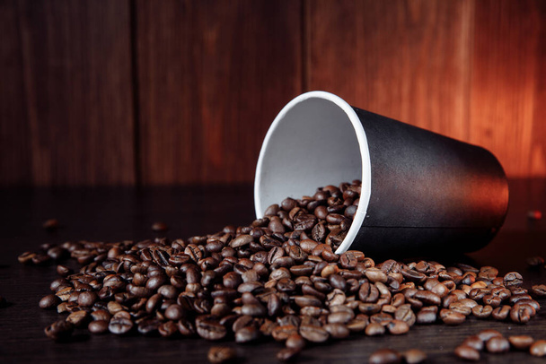 Bruine koffiebeker met koffiebonen - Foto, afbeelding