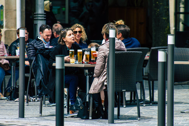 Реймс Франция 20 мая 2021 года Французский народ снова свободно питается на террасах ресторанов, которые оставались закрытыми в течение 6 месяцев после пандемии коронавируса, обрушившейся на Францию - Фото, изображение