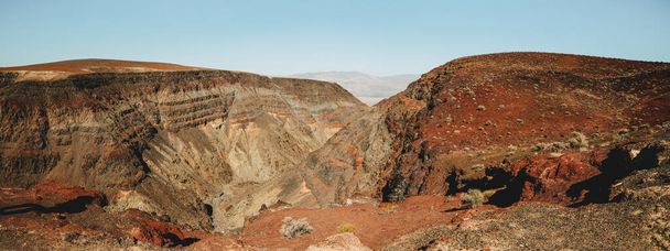 Panoramiczny widok na Tęczowy Kanion, Ojciec Crowley Vista Point w Parku Narodowym Dolina Śmierci, Kalifornia - Zdjęcie, obraz