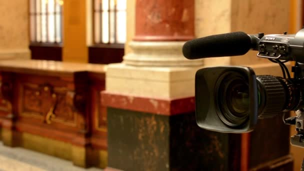 televizní kamery - kameraman nastavit fotoaparát (studio) - historický interiér v pozadí - Záběry, video