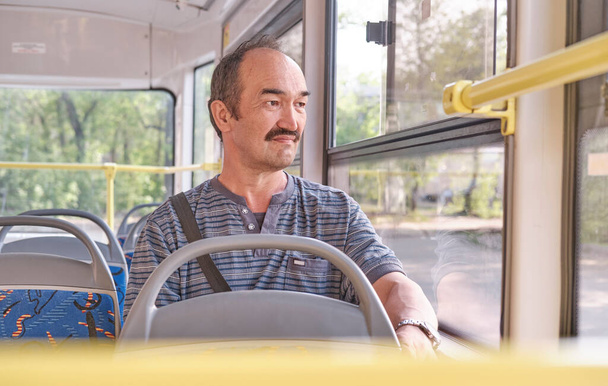 Portret van senior Aziatische man in tram. - Foto, afbeelding