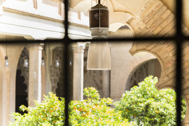 El patio de Santa Isabel en el Palacio de Aljaferia Arquitectura islámica medieval en Zaragoza, Aragón España - Foto, imagen