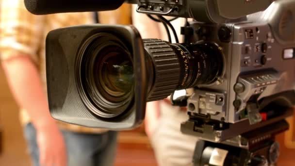 televizní kamery - kameraman v pozadí (studio) - Záběry, video
